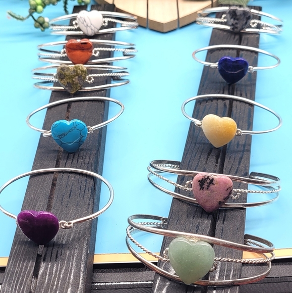 Alpaca silver cuff bracelet with heart stone. - Picture 2 of 2